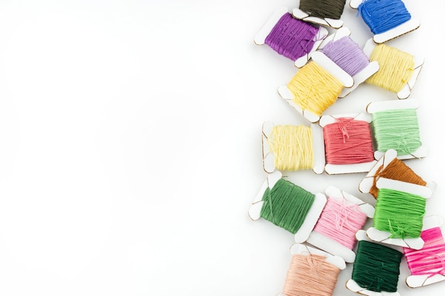 Kolorowe nici ułożone przy hafcie